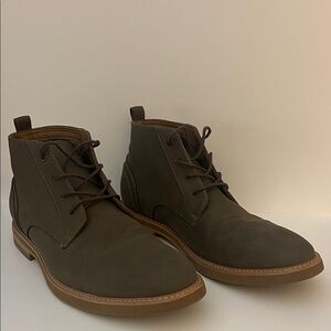 GAP Men's Olive Chukka Boots